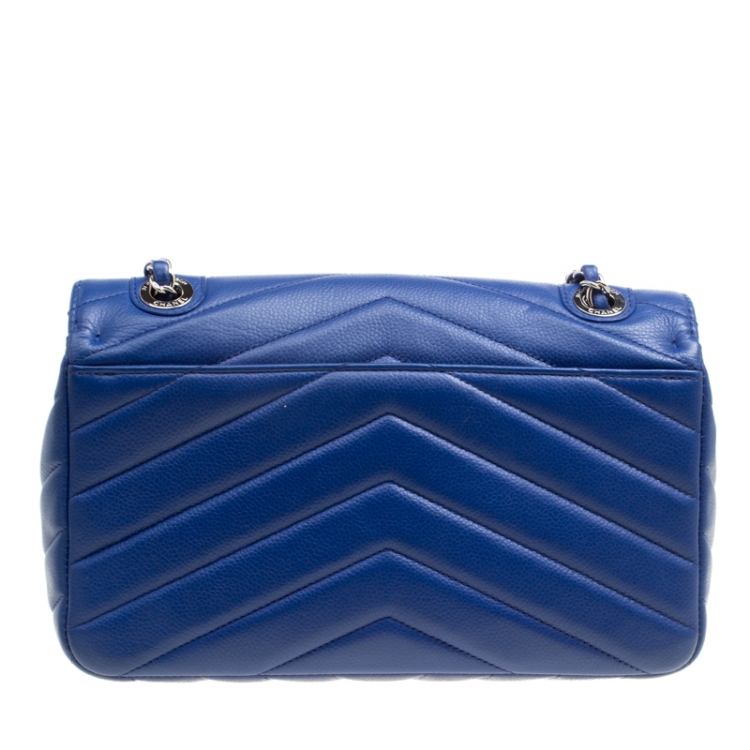 Pre Owned Chanel Blue Chevron Quilted Leather Medium Classic Flap Bag