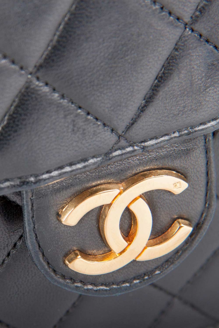Pre Owned Chanel Black Quilted Leather Medium Vintage Classic Single Flap Bag