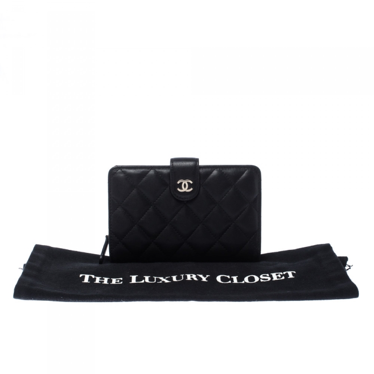 مملوكة مسبقًا Chanel Black Quilted Leather CC BiFold Wallet