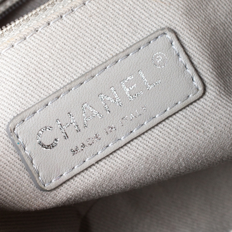 مملوكة مسبقًا Chanel White Caviar Leather Easy Medium Flap Shoulder Bag