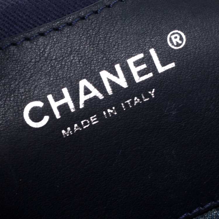 Pre Owned Chanel Blue Camellia Embroidered Denim Just Mademoiselle Bowling Bag