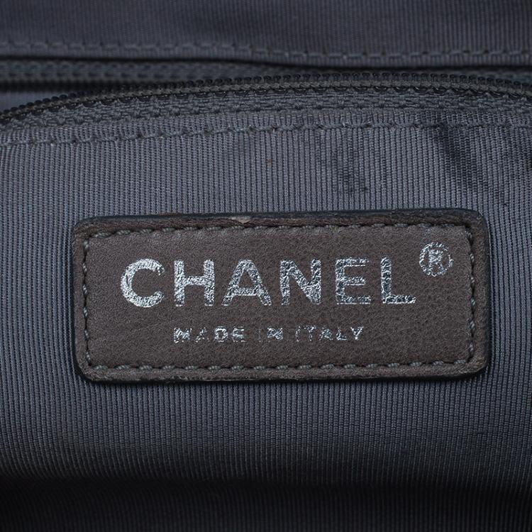 Pre Owned Chanel Black Quilted Crackled Leather Medium Reissue Camera Bag