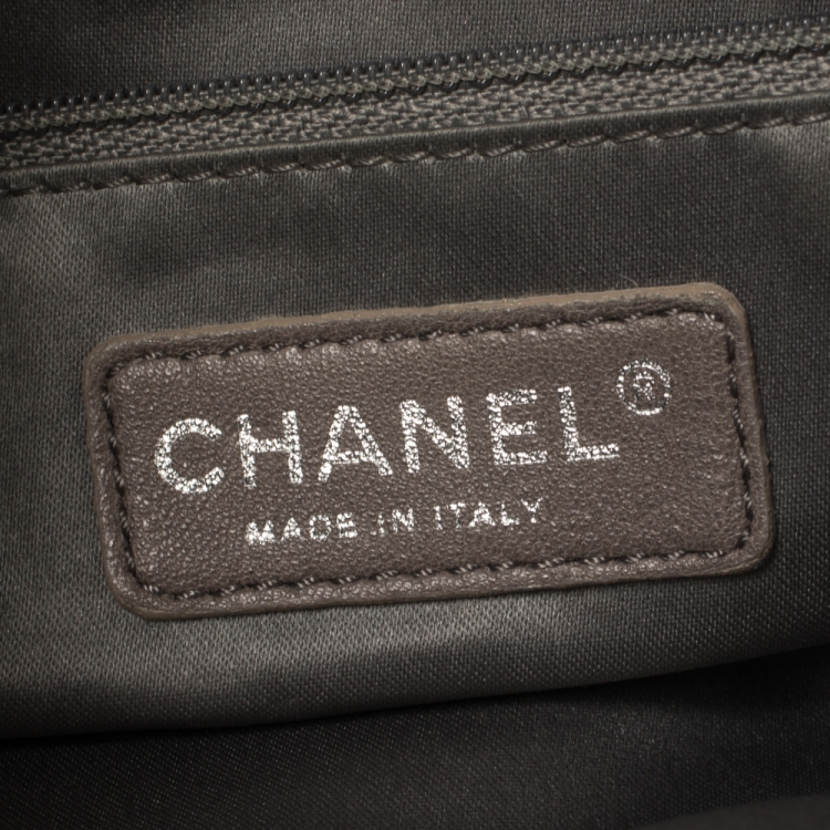 Pre Owned Chanel Black Quilted Pleats Leather Flap CC Charm Hobo