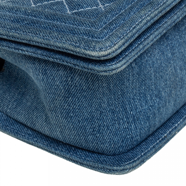 Pre Owned Chanel Blue Quilted Denim Medium Boy Flap Bag