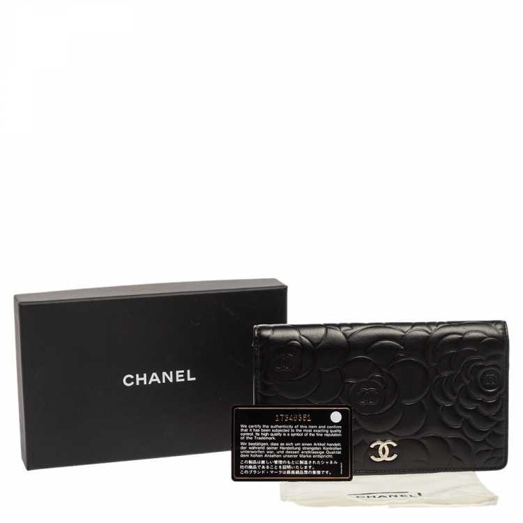 مملوكة مسبقًا Chanel Black Camellia Embossed Leather Yen Continental Wallet