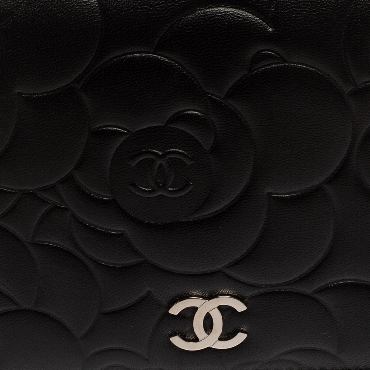 مملوكة مسبقًا Chanel Black Camellia Embossed Leather Yen Continental Wallet