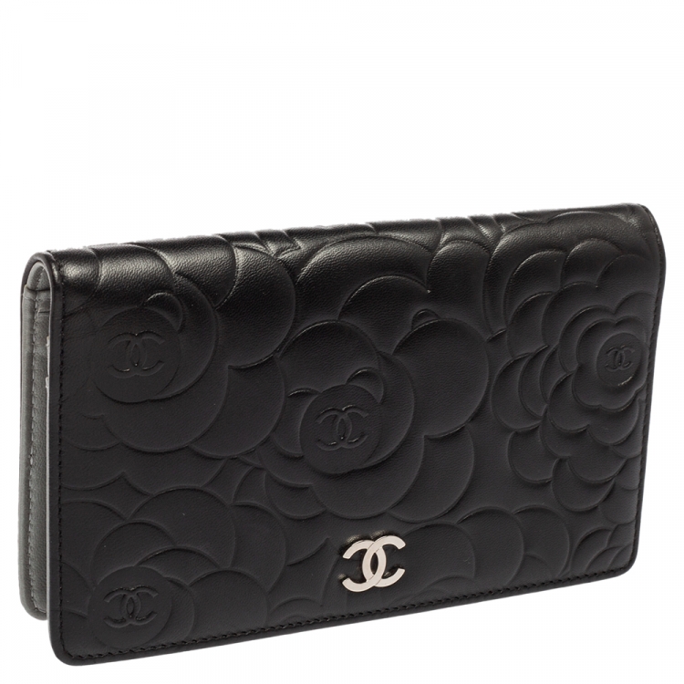 مملوكة مسبقًا Chanel Black Camellia Embossed Leather Yen Continental Wallet