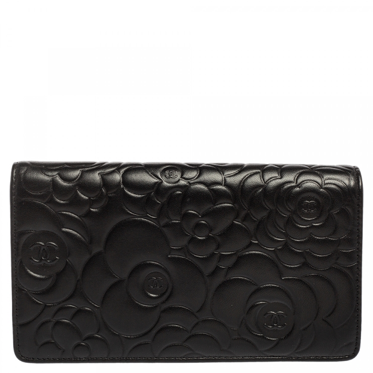 مملوكة مسبقًا Chanel Black Camellia Embossed Leather Yen Continental Wallet