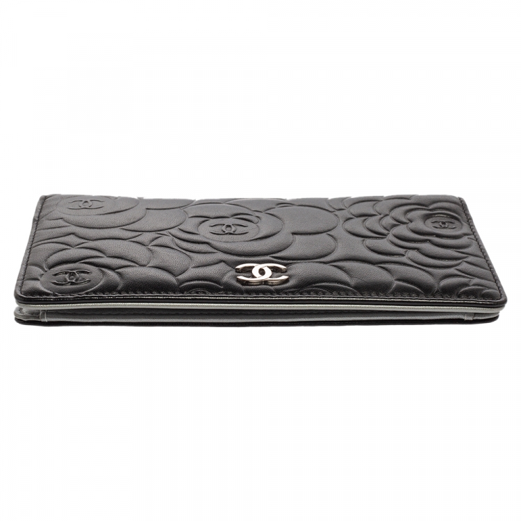 مملوكة مسبقًا Chanel Black Camellia Embossed Leather Yen Continental Wallet
