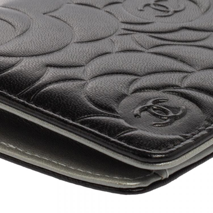 مملوكة مسبقًا Chanel Black Camellia Embossed Leather Yen Continental Wallet