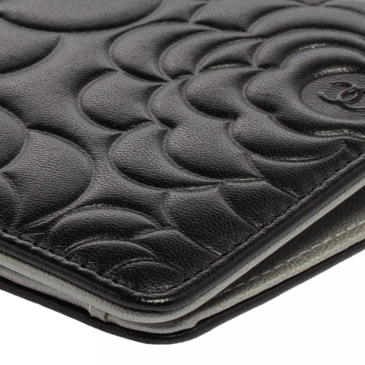 مملوكة مسبقًا Chanel Black Camellia Embossed Leather Yen Continental Wallet