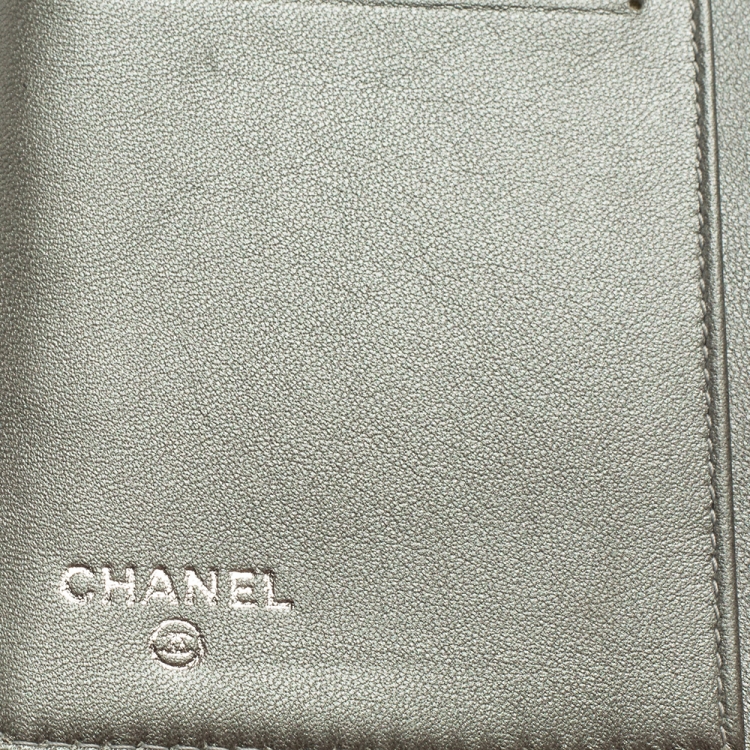 مملوكة مسبقًا Chanel Black Camellia Embossed Leather Yen Continental Wallet