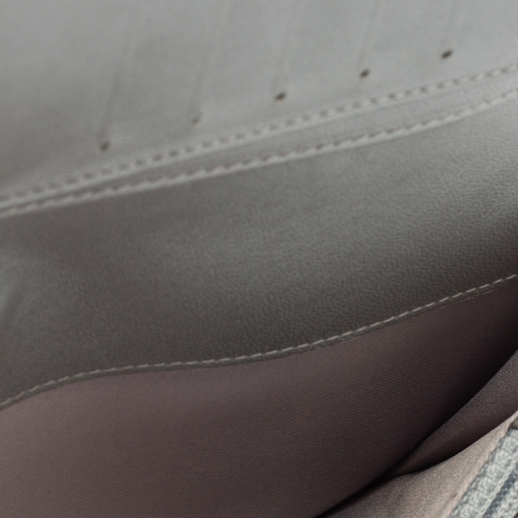 مملوكة مسبقًا Chanel Black Camellia Embossed Leather Yen Continental Wallet