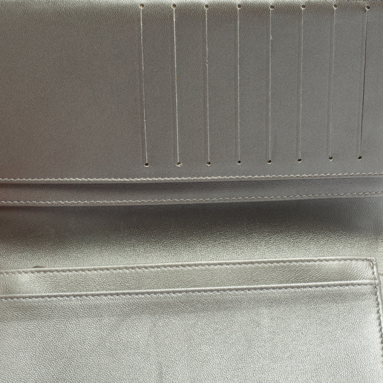 مملوكة مسبقًا Chanel Black Camellia Embossed Leather Yen Continental Wallet