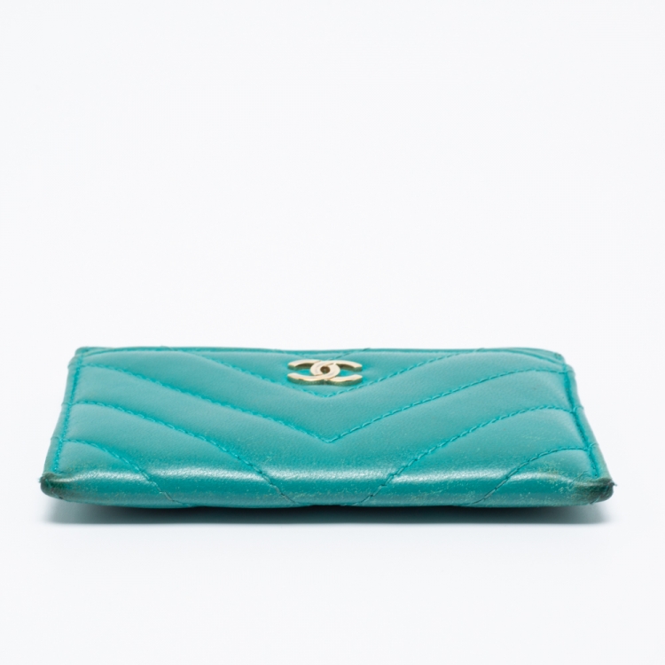 مملوكة مسبقًا Chanel Teal Chevron Leather CC Card Holder
