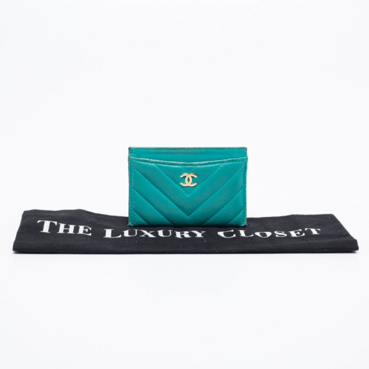 مملوكة مسبقًا Chanel Teal Chevron Leather CC Card Holder