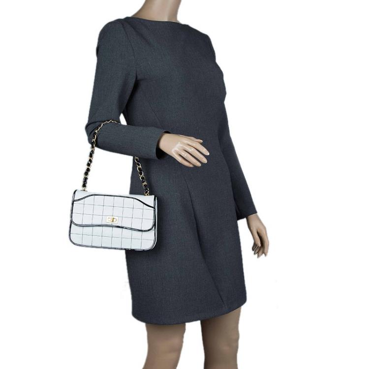 Pre Owned Chanel White/Black Chocolate Bar Leather Reissue Shoulder Bag