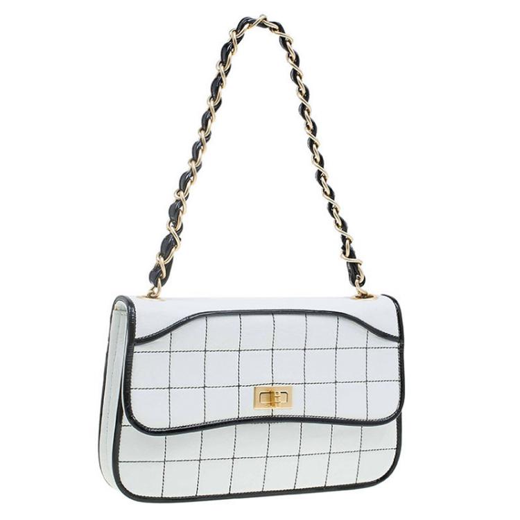 Pre Owned Chanel White/Black Chocolate Bar Leather Reissue Shoulder Bag