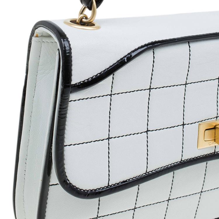 Pre Owned Chanel White/Black Chocolate Bar Leather Reissue Shoulder Bag