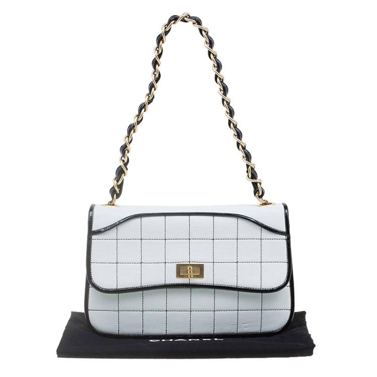 Pre Owned Chanel White/Black Chocolate Bar Leather Reissue Shoulder Bag