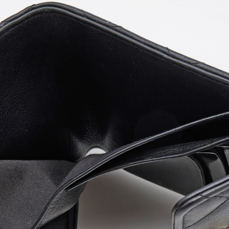 Pre Owned Chanel Black Quilted Leather Pearl CC Bifold Wallet