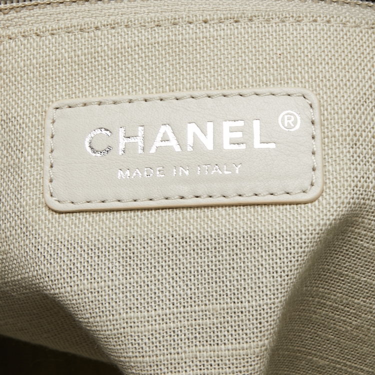 مملوكة مسبقًا Chanel Grey Canvas Small Deauville Bag
