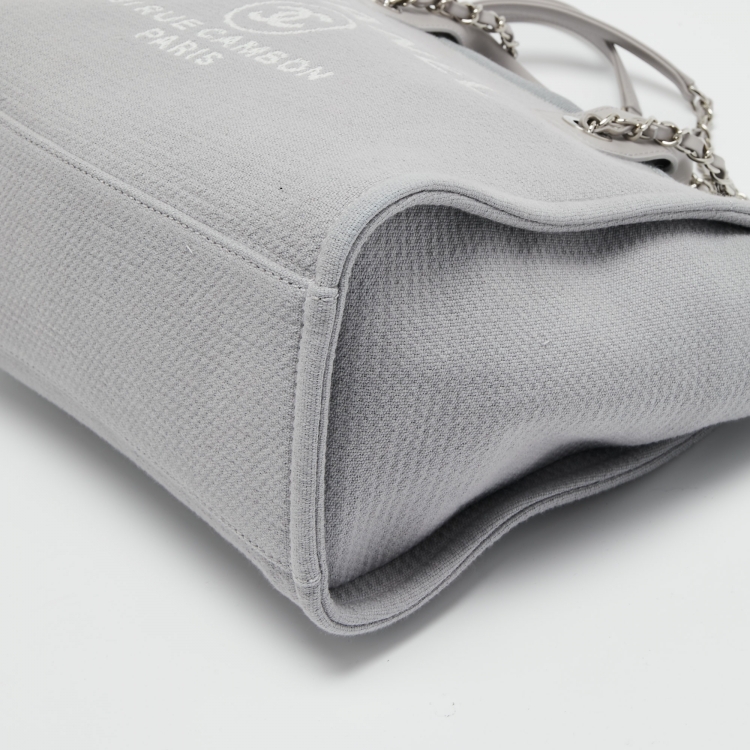 مملوكة مسبقًا Chanel Grey Canvas Small Deauville Bag