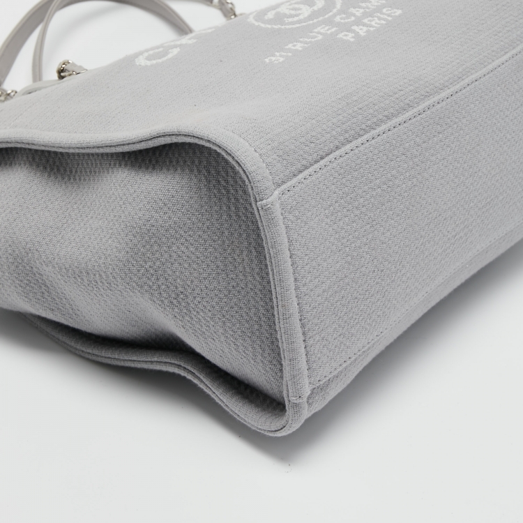 مملوكة مسبقًا Chanel Grey Canvas Small Deauville Bag