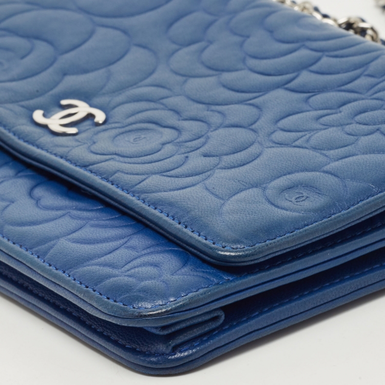 مملوكة مسبقًا Chanel Blue Leather Camellia Wallet on Chain