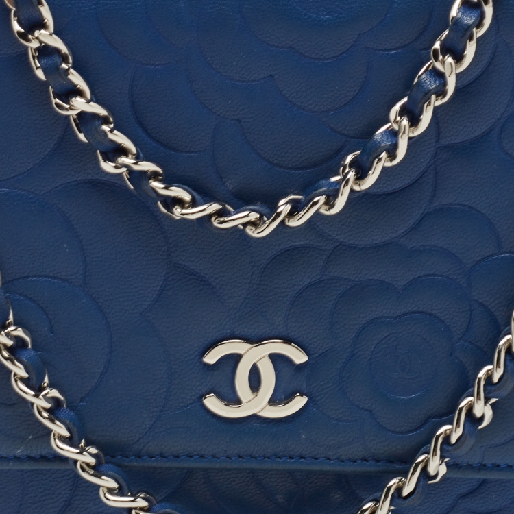 مملوكة مسبقًا Chanel Blue Leather Camellia Wallet on Chain