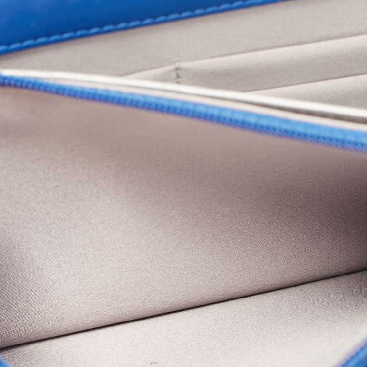 مملوكة مسبقًا Chanel Blue Leather Camellia Wallet on Chain