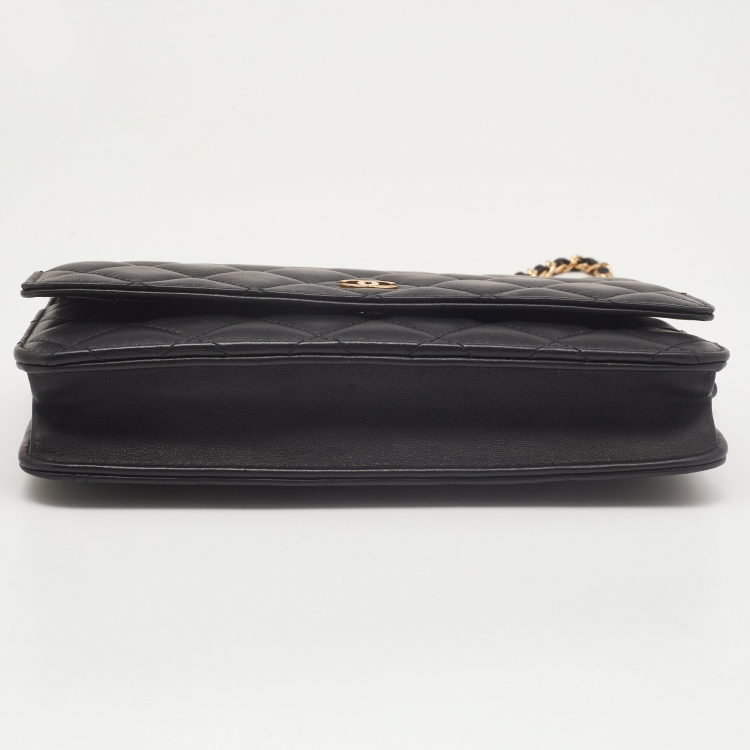 مملوكة مسبقًا Chanel Black Quilted Leather Classic Wallet on Chain