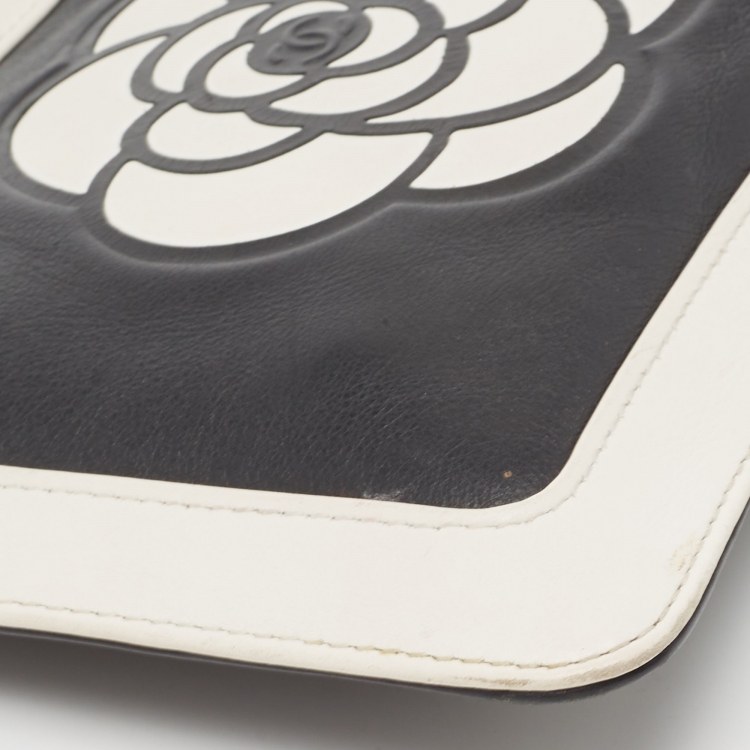 Pre Owned Chanel White/Black Leather Camellia Wristlet Clutch