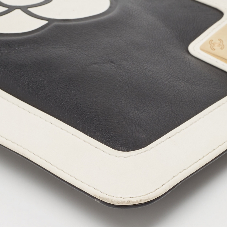 Pre Owned Chanel White/Black Leather Camellia Wristlet Clutch