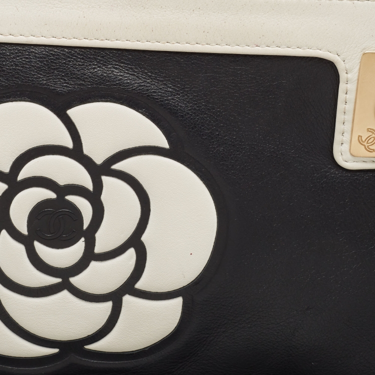 Pre Owned Chanel White/Black Leather Camellia Wristlet Clutch