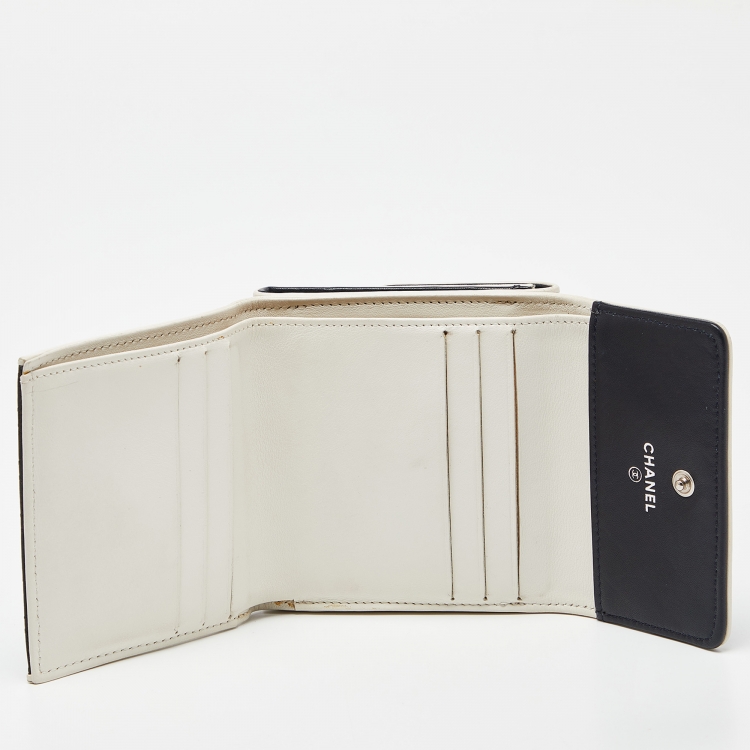 Pre Owned Chanel Black/White Quilted Leather CC Trifold Wallet