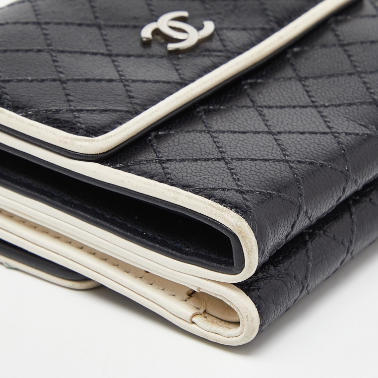 Pre Owned Chanel Black/White Quilted Leather CC Trifold Wallet
