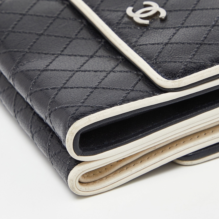 Pre Owned Chanel Black/White Quilted Leather CC Trifold Wallet