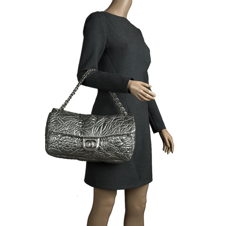 مملوكة مسبقًا Chanel Grey Embossed Patent Leather Flap Bag