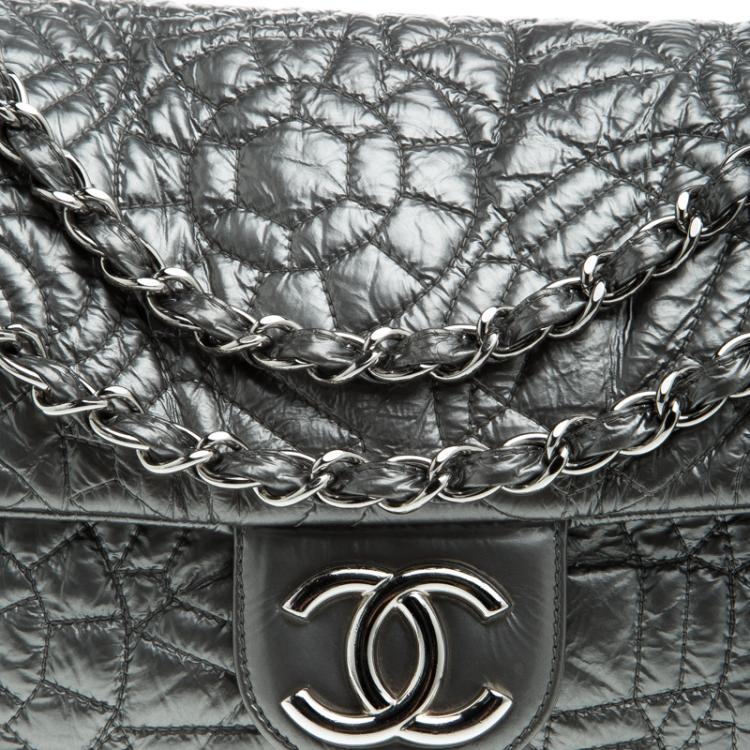 مملوكة مسبقًا Chanel Grey Embossed Patent Leather Flap Bag