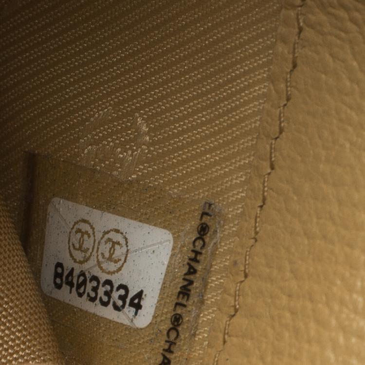 مملوكة مسبقًا Chanel Beige Leather Vintage Card Holder