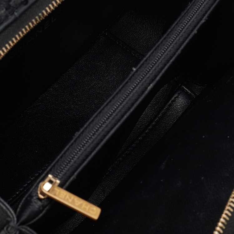 Pre Owned Chanel Black Quilted Tweed and Leather CC Filigree Chain Vanity Case Bag