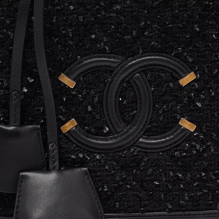 Pre Owned Chanel Black Quilted Tweed and Leather CC Filigree Chain Vanity Case Bag