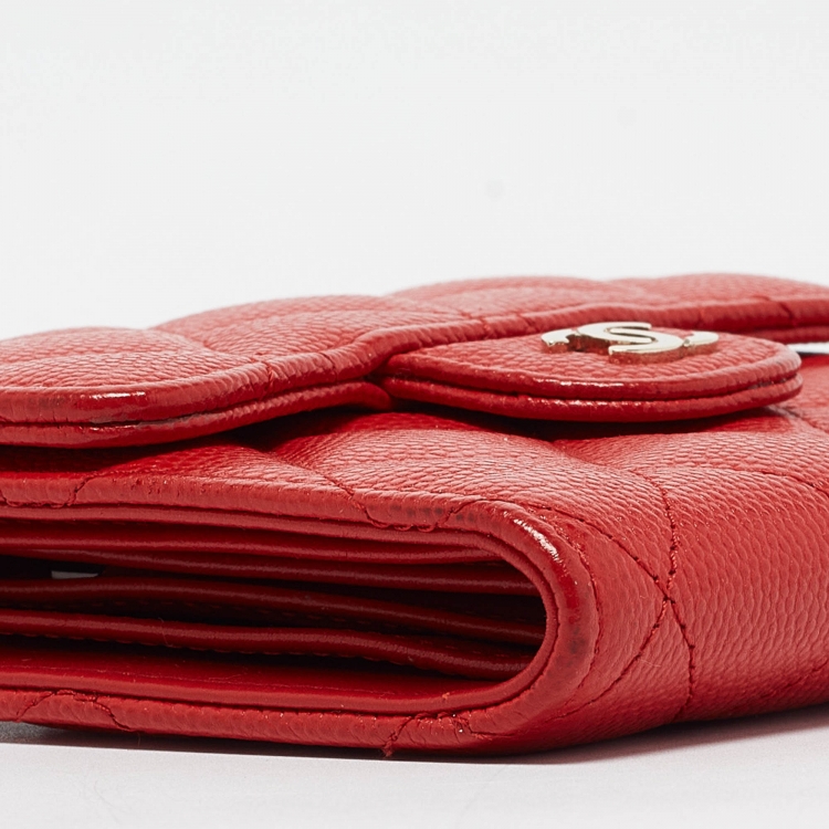 مملوكة مسبقًا Chanel Red Quilted Caviar Leather CC Trifold Wallet