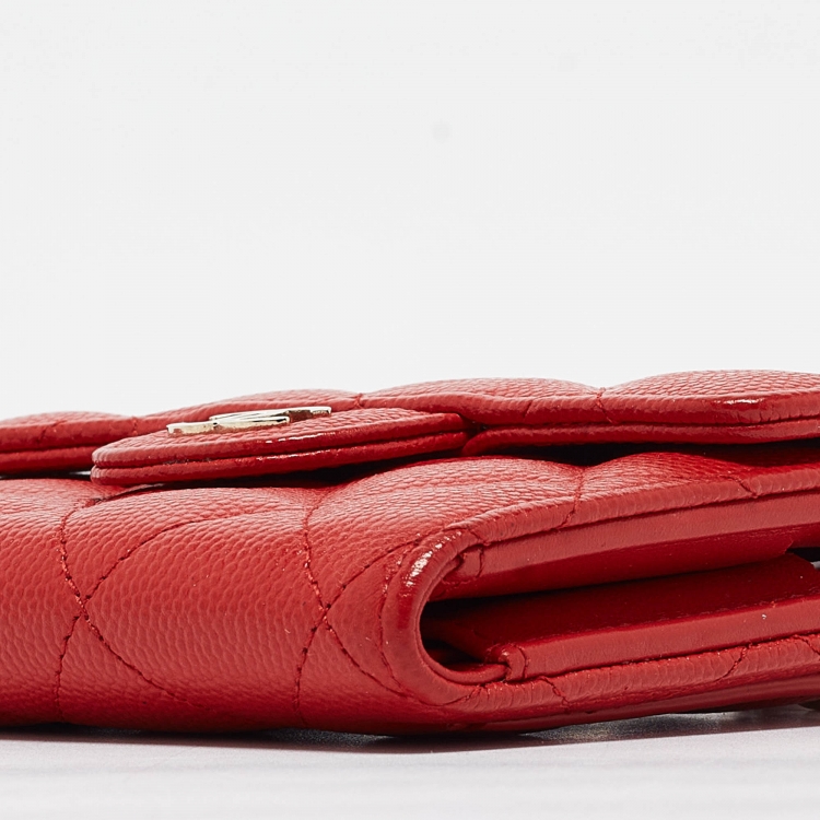 مملوكة مسبقًا Chanel Red Quilted Caviar Leather CC Trifold Wallet