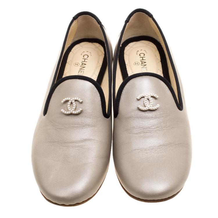 Pre Owned Chanel Beige Pearl Finish Leather CC Smoking Slippers Size 38.5
