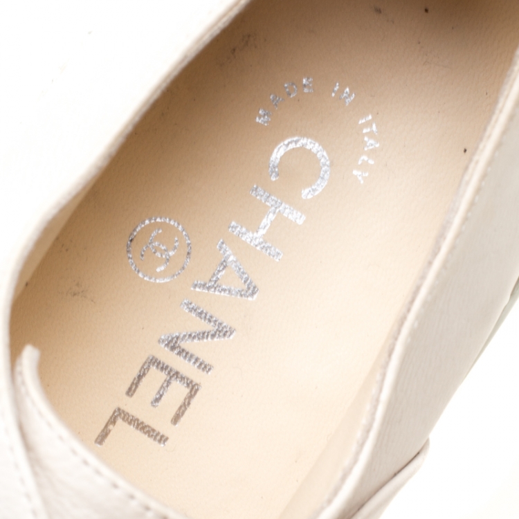 Pre Owned Chanel Monochrome Leather Faux Pearl Embellished CC Cap Toe Oxfords Size 39      