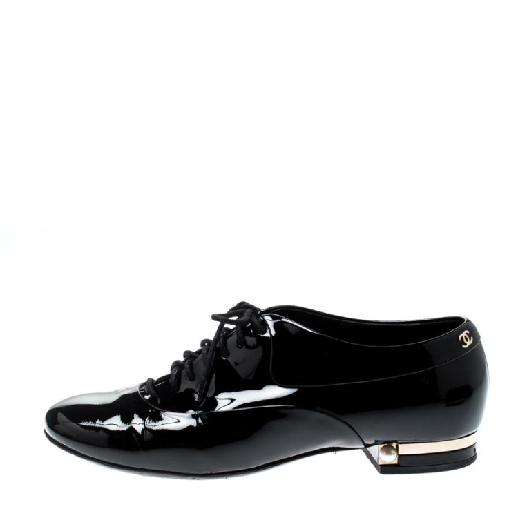 Pre Owned Chanel Black Patent Leather Pearl Embellished Lace Up Oxford Size 37.5