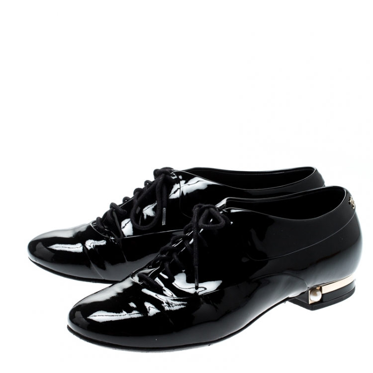 Pre Owned Chanel Black Patent Leather Pearl Embellished Lace Up Oxford Size 37.5