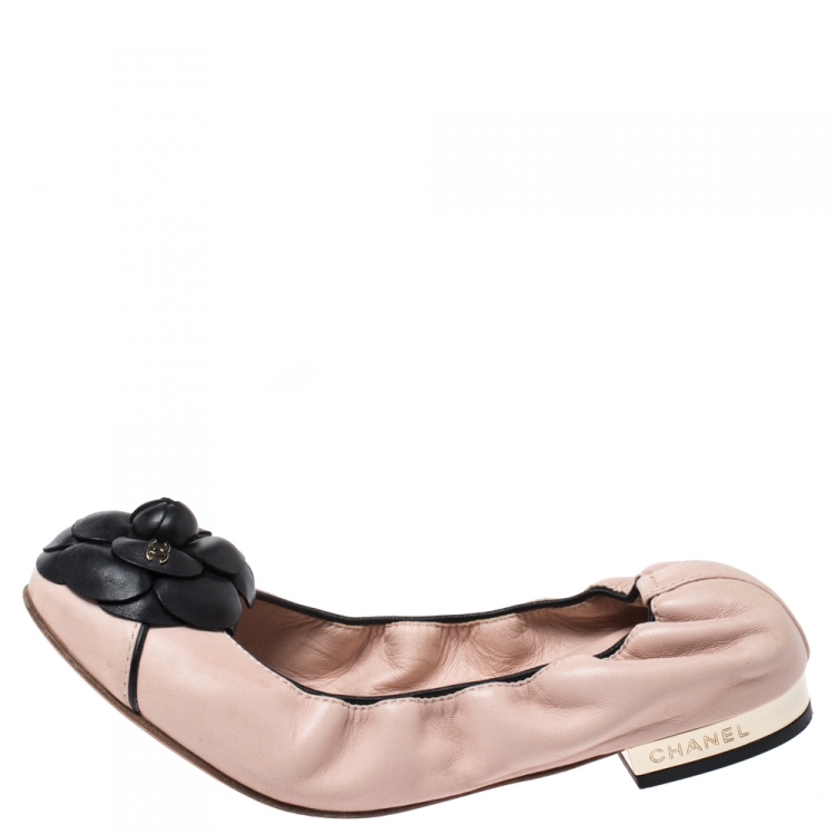 Chanel Beige Leather Black CC Camellia Scrunch Ballet Flats Size 37.5 Chanel